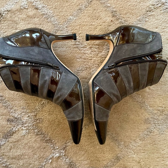 VANELi 7.5 Grey Suede Brown Patent leather ankle boots with zippers. 3” heel. - Picture 6 of 7